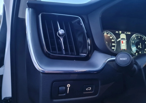 Volvo XC 60 cena 159000 przebieg: 80200, rok produkcji 2020 z Myszków małe 742